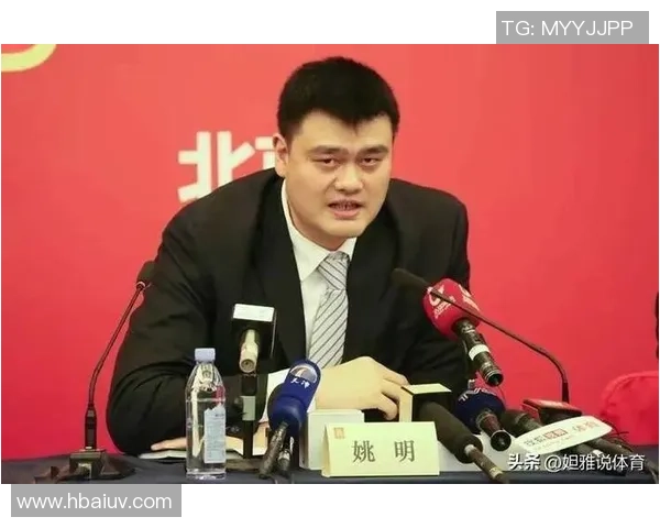 网友偷拍姚明日常生活瞬间引发热议网友纷纷点赞其真实不做作的亲民形象